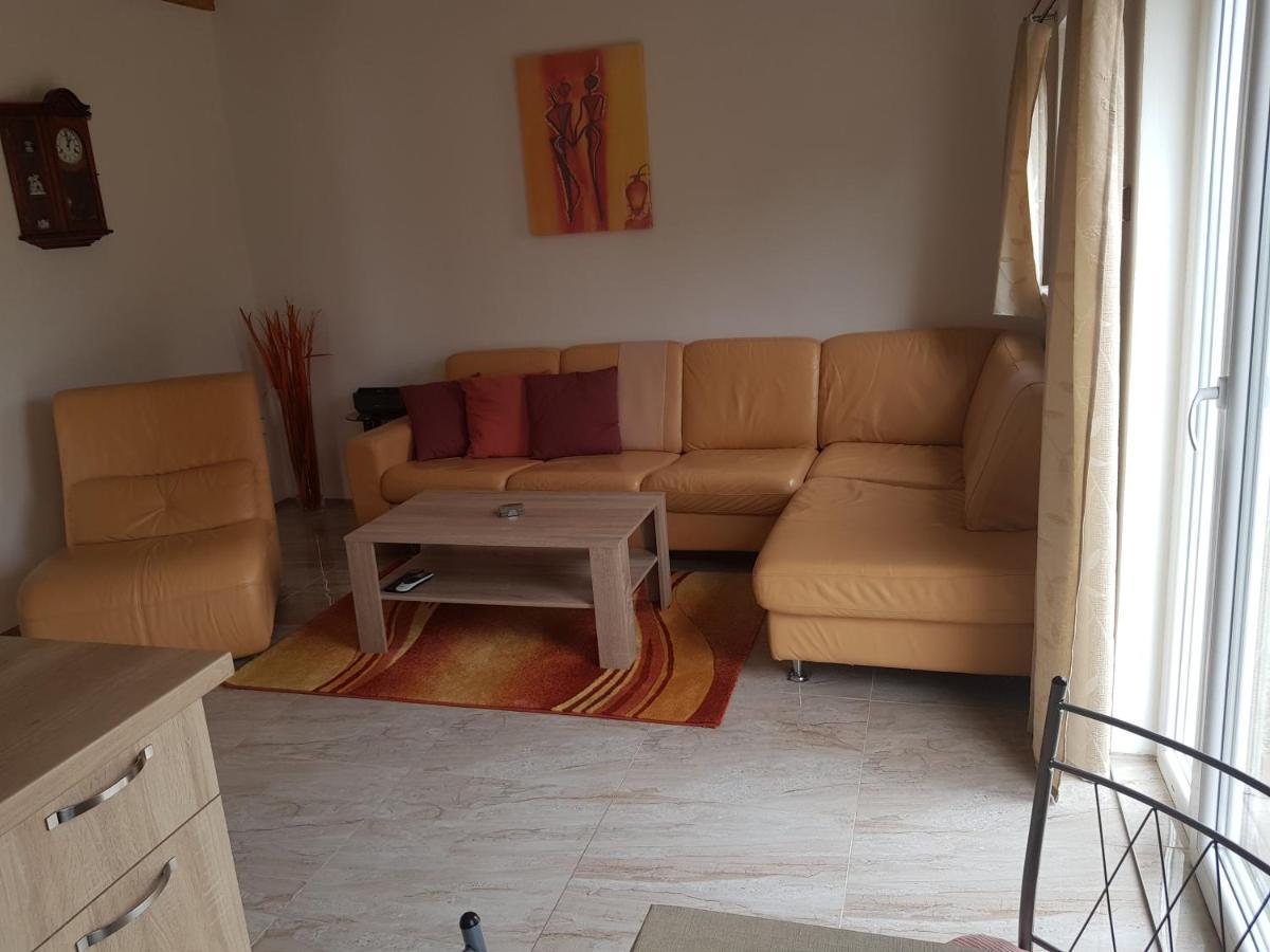 Apartman Anna S Vinnym Sklepem Pouzdrany Exterior photo